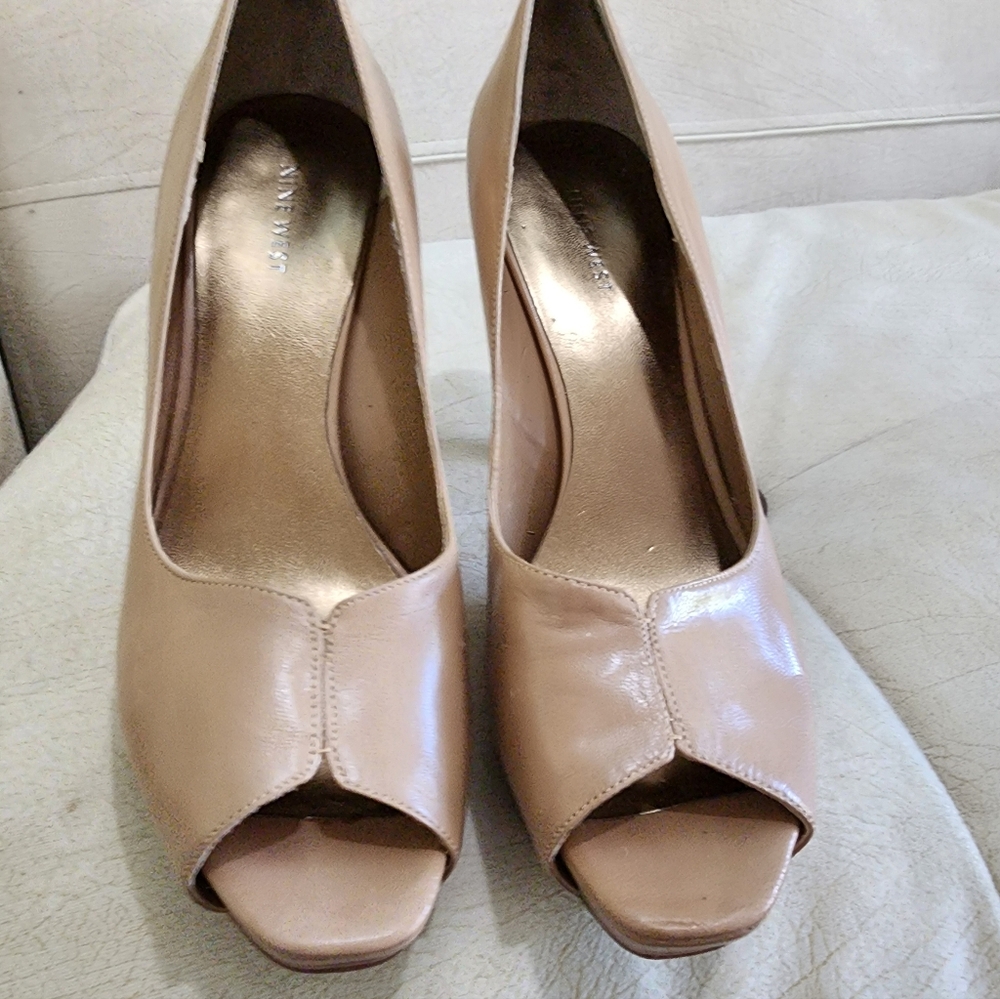 Nine West Tan Peep-Toe 4.5"Heels.very Good Condition. - Picture 3 of 8